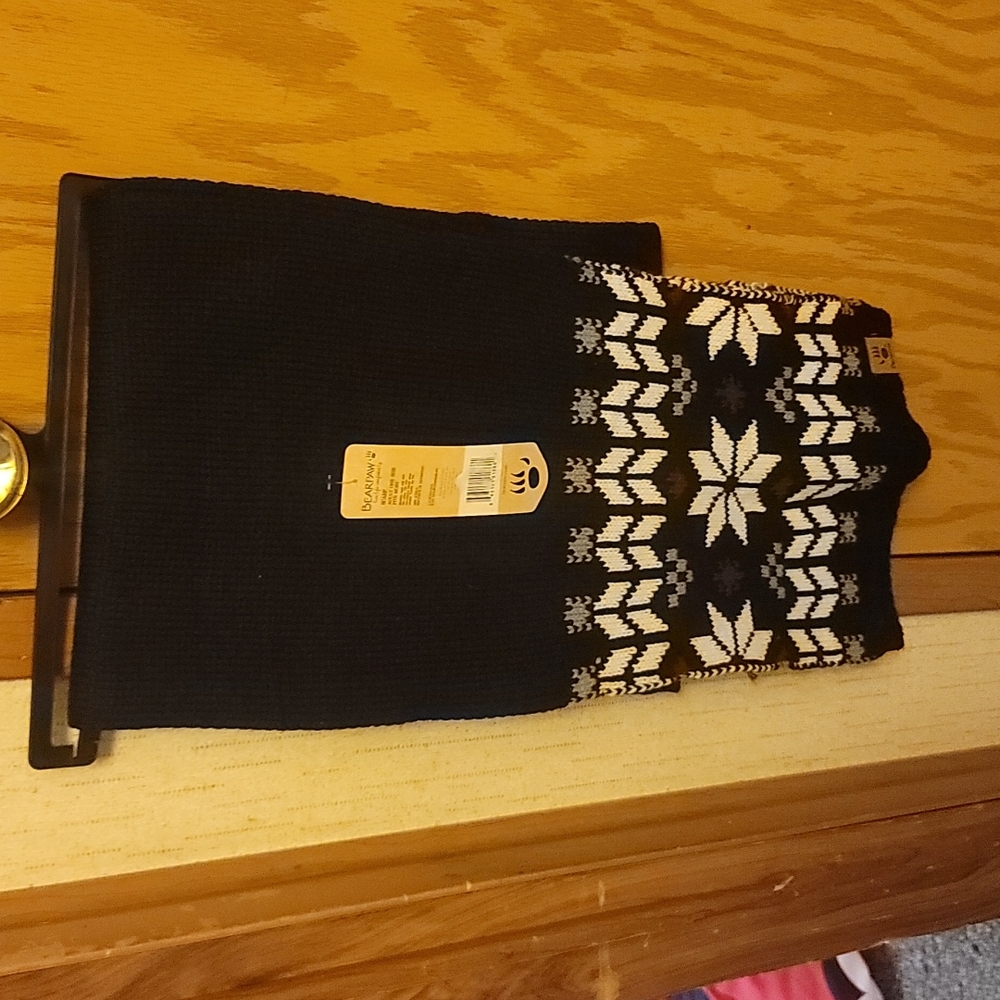 Bear Paw Acrylic Winter Scarf: BLACK/WHITE: NEW WITH TAGS